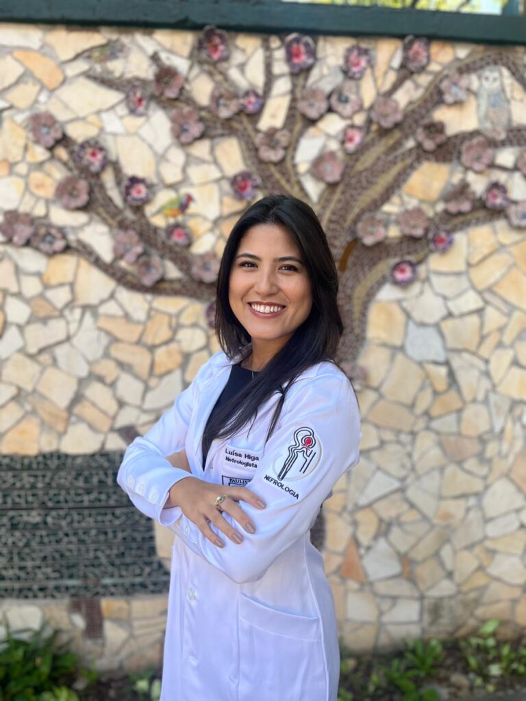Dra. Luísa Higa, médica nefrologista, de jaleco, sorrindo